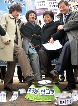 '한나라당, 민주당, 자민련의 후안무치한 정치개악 시도 중단을 촉구하는 공동 기자회견'에 참석한 시민사회단체 대표들이 국회의원 밥그릇을 깨는 퍼포먼스를 하고 있다. 